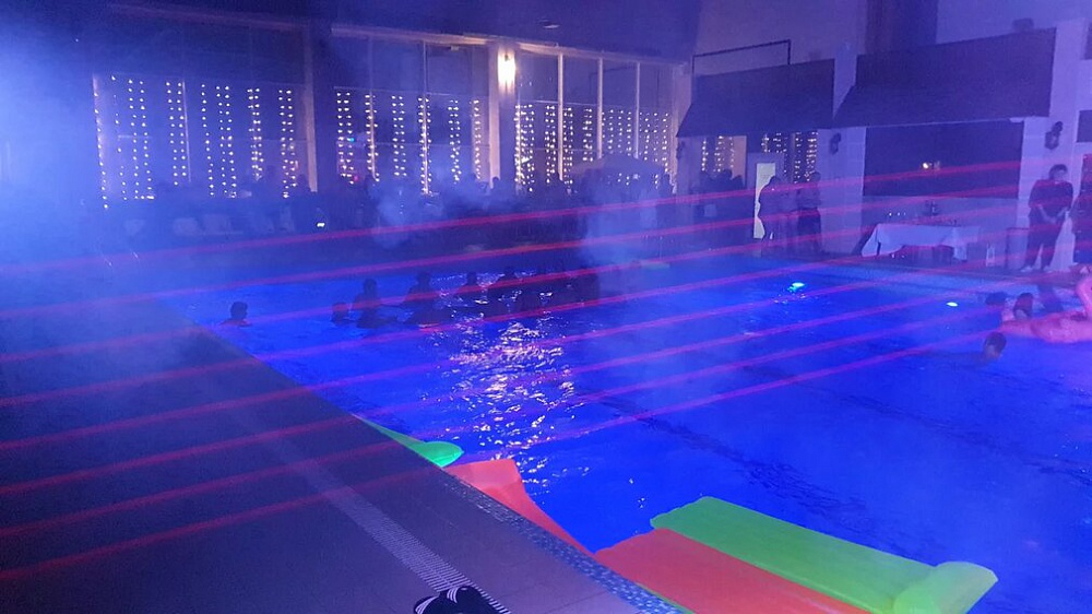 Лазерные лучи на пенной вечеринке в бассейне для клиентов фитнес клуба. Организация мероприятия МузПрокат.